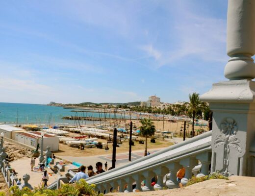 How Far is sitges to Barcelona
